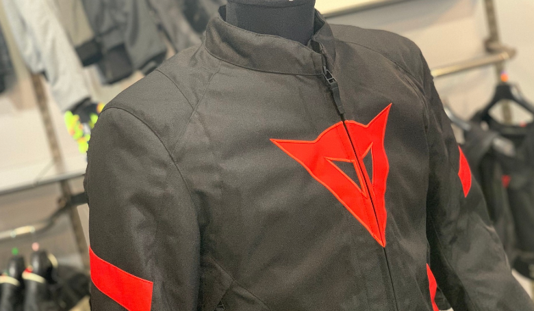VECTOR D-DRY JACKET｜秋冬のライディングを支えるスポーツジャケット